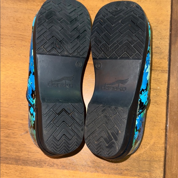 Dansko Floral w/Black Background Shoes - Picture 4 of 8